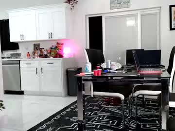 couple Live Porn On Cam with mistie_hightops